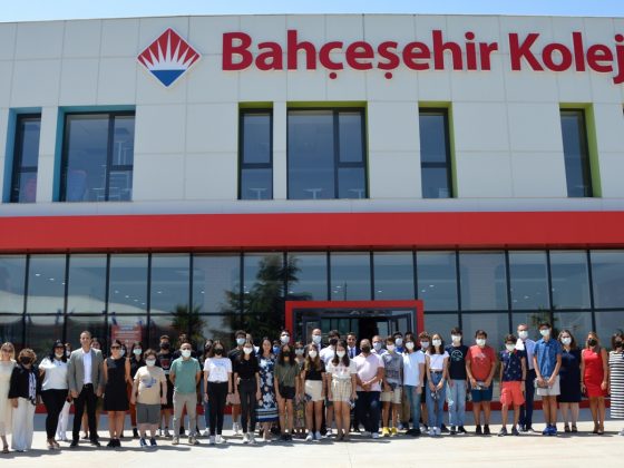 Manisa Bahçeşehir Koleji zirvede